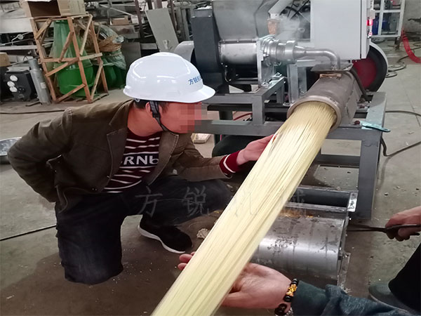 徐州客戶到廠選購全自動朝鮮冷面機并進行試機